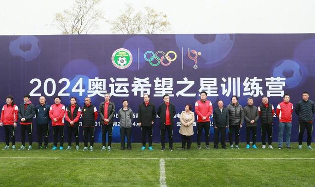 陈泽楷急忙问：少爷，如果真的是苏守道，那我们应该怎么办？叶辰冷笑一声：管他是不是苏守道，都肯定是苏家人不会错，既然是苏家人，那就等于是羊入虎口，我要是不把他啃下来，岂不是对不起苏家人这么激进大胆的骚操作？说完，他立刻吩咐道：立刻安排你的人，在这个房间正下方的房间里，放一台信号屏蔽器，但暂且先不要开启，另外你也要做好准备、听我号令，启动屏蔽器的时候，同时切断我这个楼层的监控录像，明白了吗？陈泽楷毫不犹豫的说道：好的少爷我明白了。